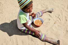 Kleines Kind beim Essen einer warmen Mahlzeit